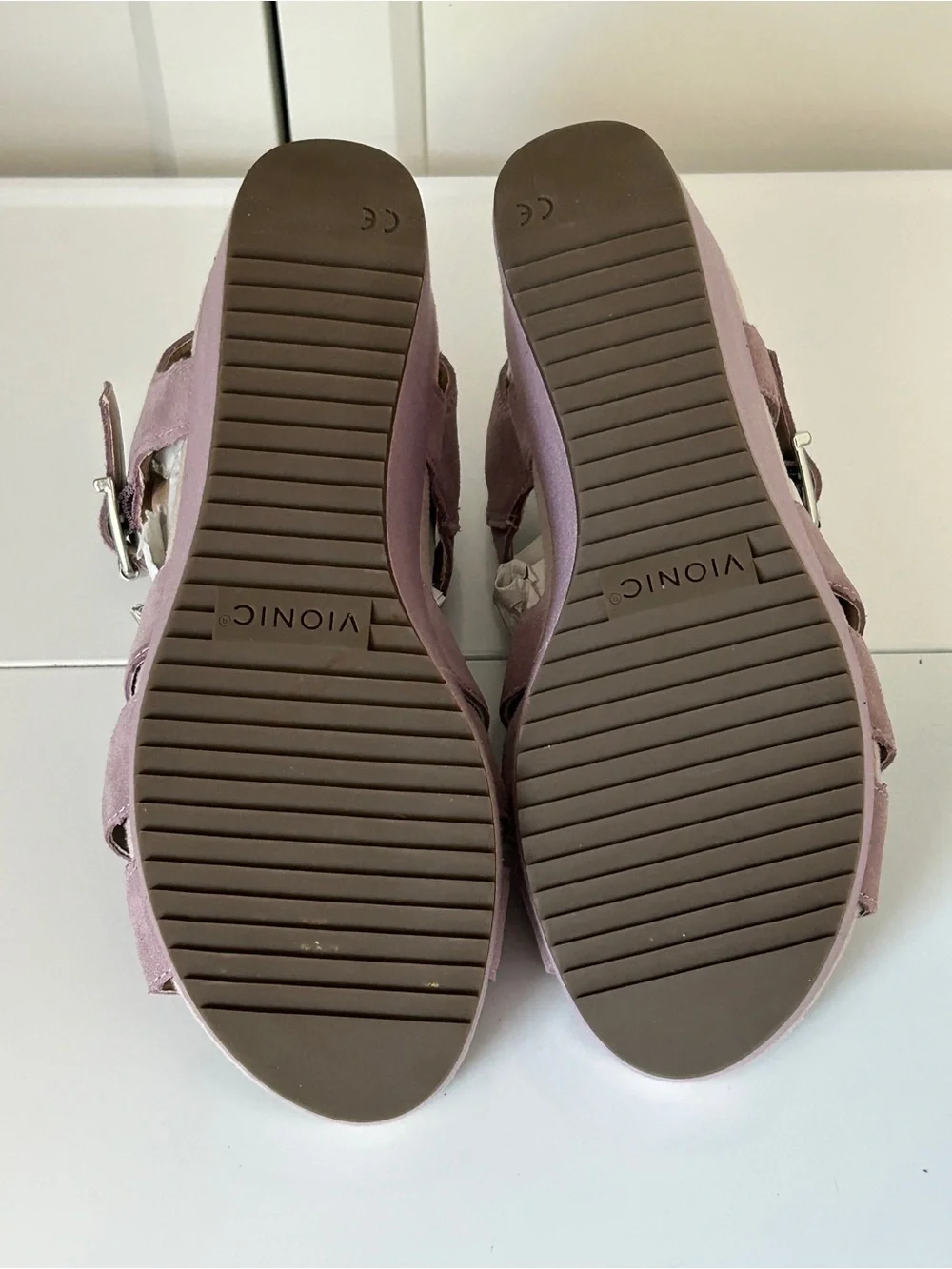 Vionic Tawny Mauve Suede Wedge Sandals Women's 6.5 Wide T-Strap Buckle Comfort